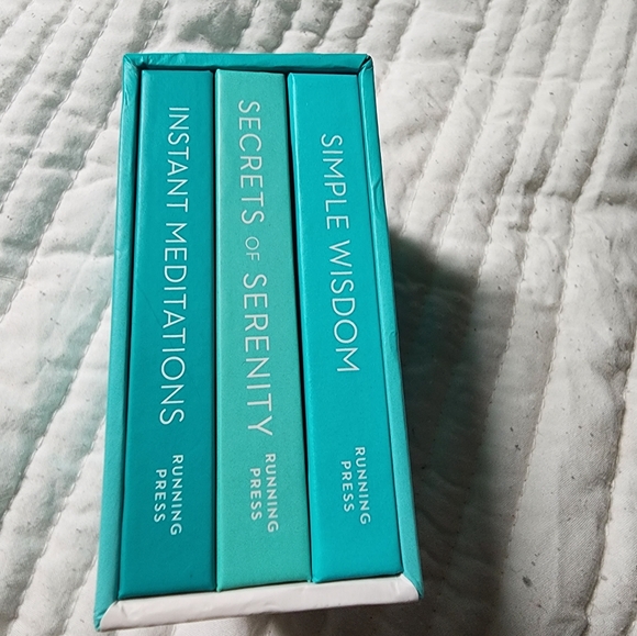 Mini box set of books - Picture 3 of 5